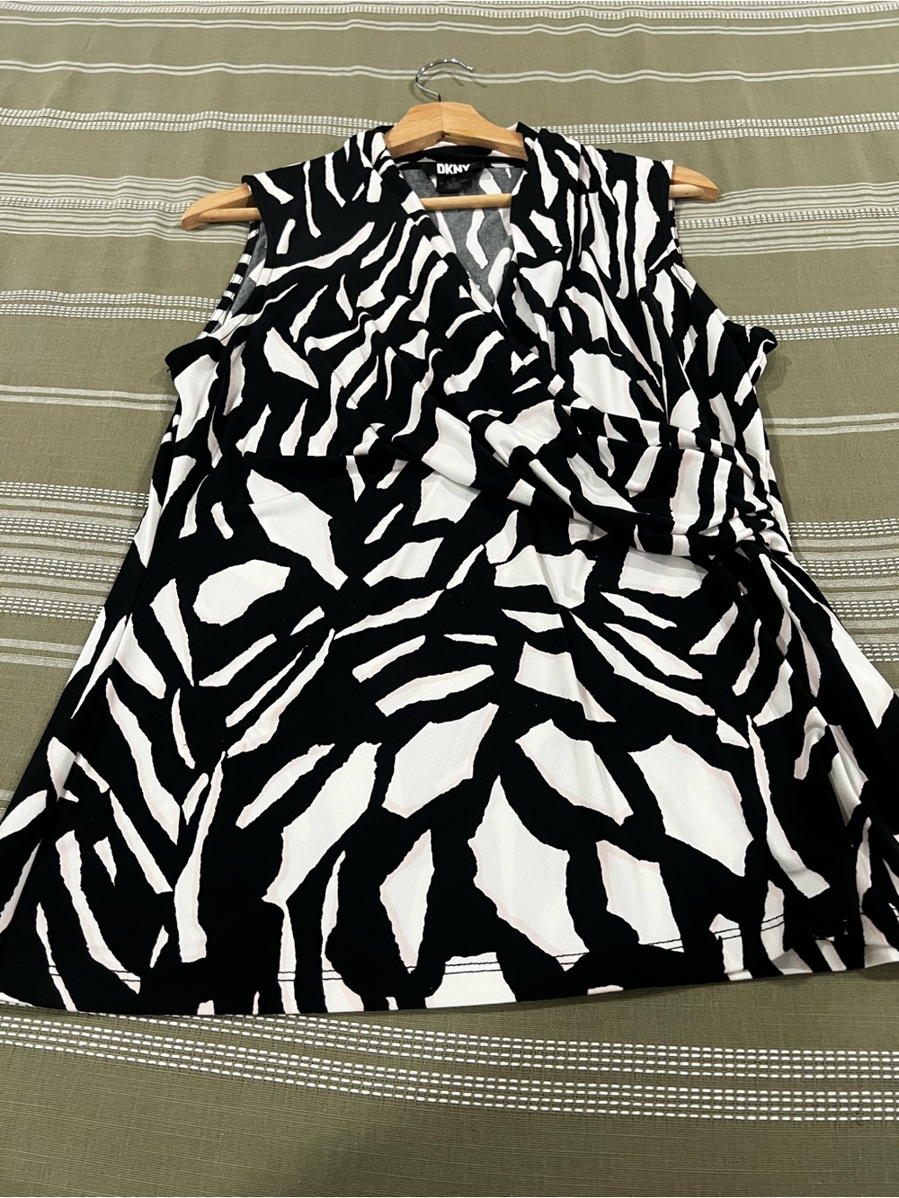 DKNY Black and White Sleeveless Twist-Detail V-Neck Tank